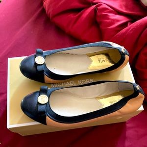 Authentic Michael kors flats size 8